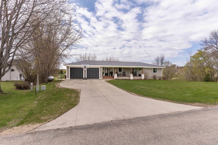 Property Photo:  506 E Summit Street  MN 56515 