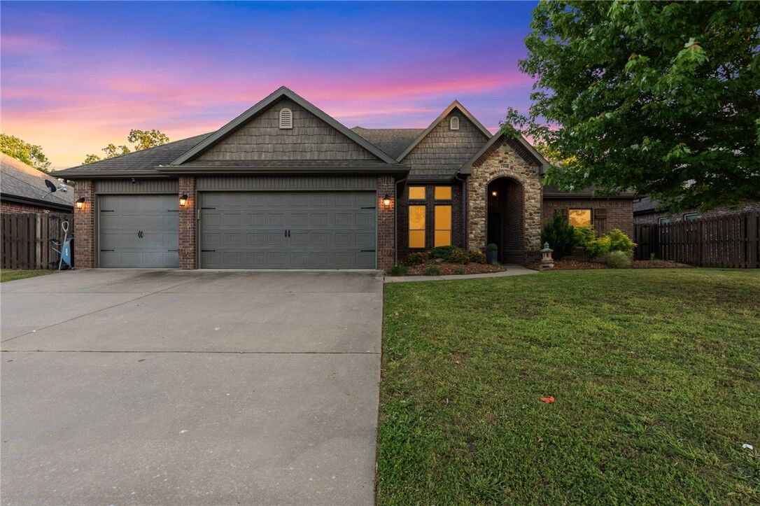 Property Photo: 1706 NE Chaucer Street AR 72712