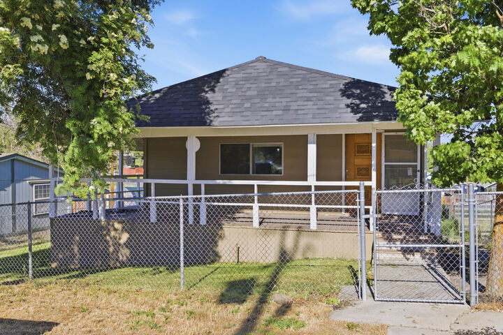 Property Photo:  1335 Lakeview Avenue  OR 97601 