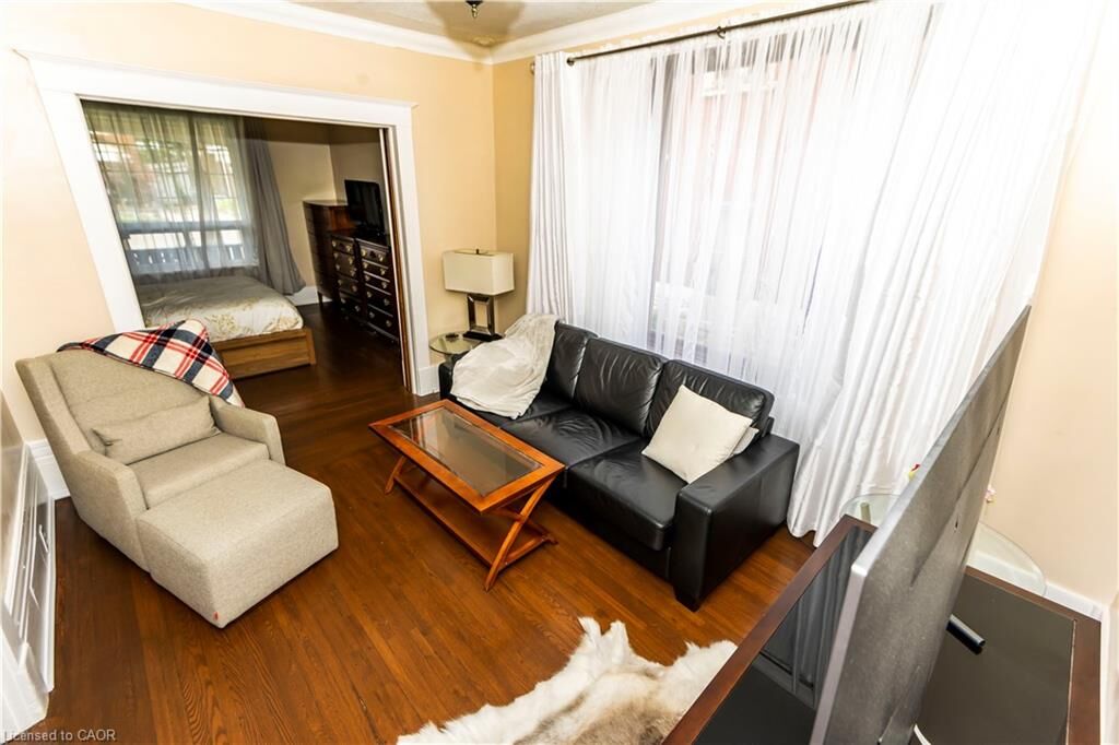 Property Photo:  408 Wellington Street N 2  ON N2H 5L2 