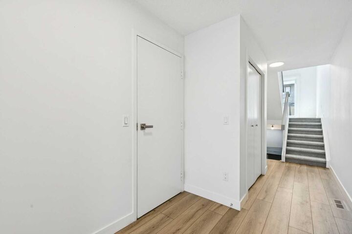 Property Photo:  74 Glamis Gardens SW  AB T3E 6S4 