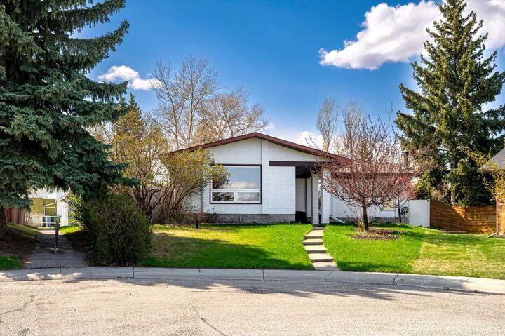 Property Photo:  740 Canfield Place SW  AB T2W 1K6 