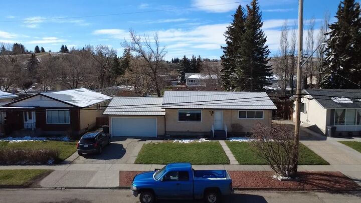 Property Photo:  438 Charlotte Street  AB T0K 1W0 