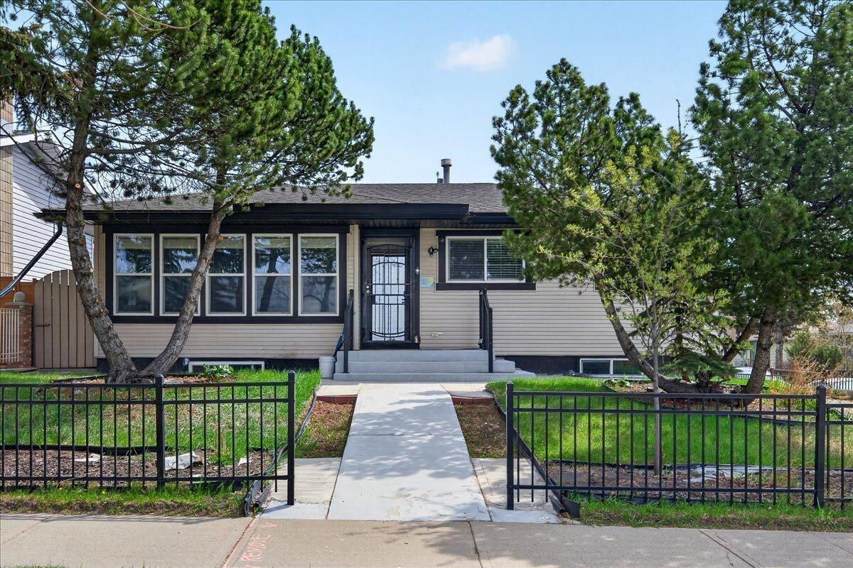 Property Photo:  3620 28 Street SE  AB T2B 2H9 