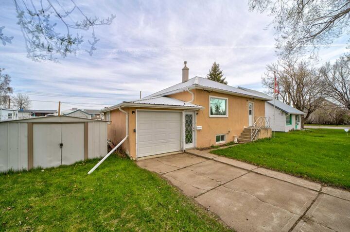 Property Photo:  307 Grey Street  AB T0L 1A0 