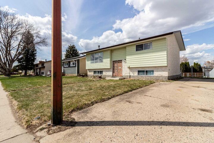 Property Photo:  998 17 Street NE  AB T1C 1M6 