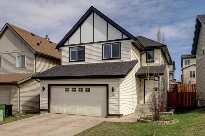 Property Photo:  42 Evansbrooke Way NW  AB T3G 5S5 