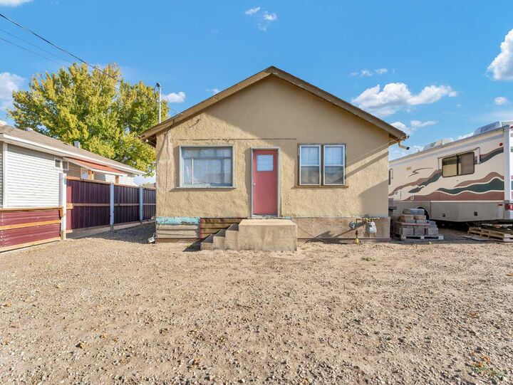 Property Photo:  640 Pottery Street SE  AB T1A 7G2 