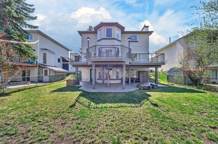 Property Photo:  222 Diamond Drive SE  AB T2J 7C8 