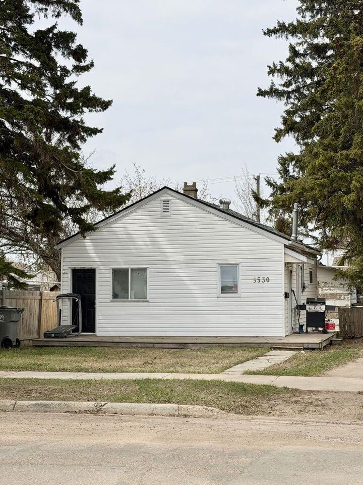 Property Photo:  5530 49 Street  SK S9V 0V4 