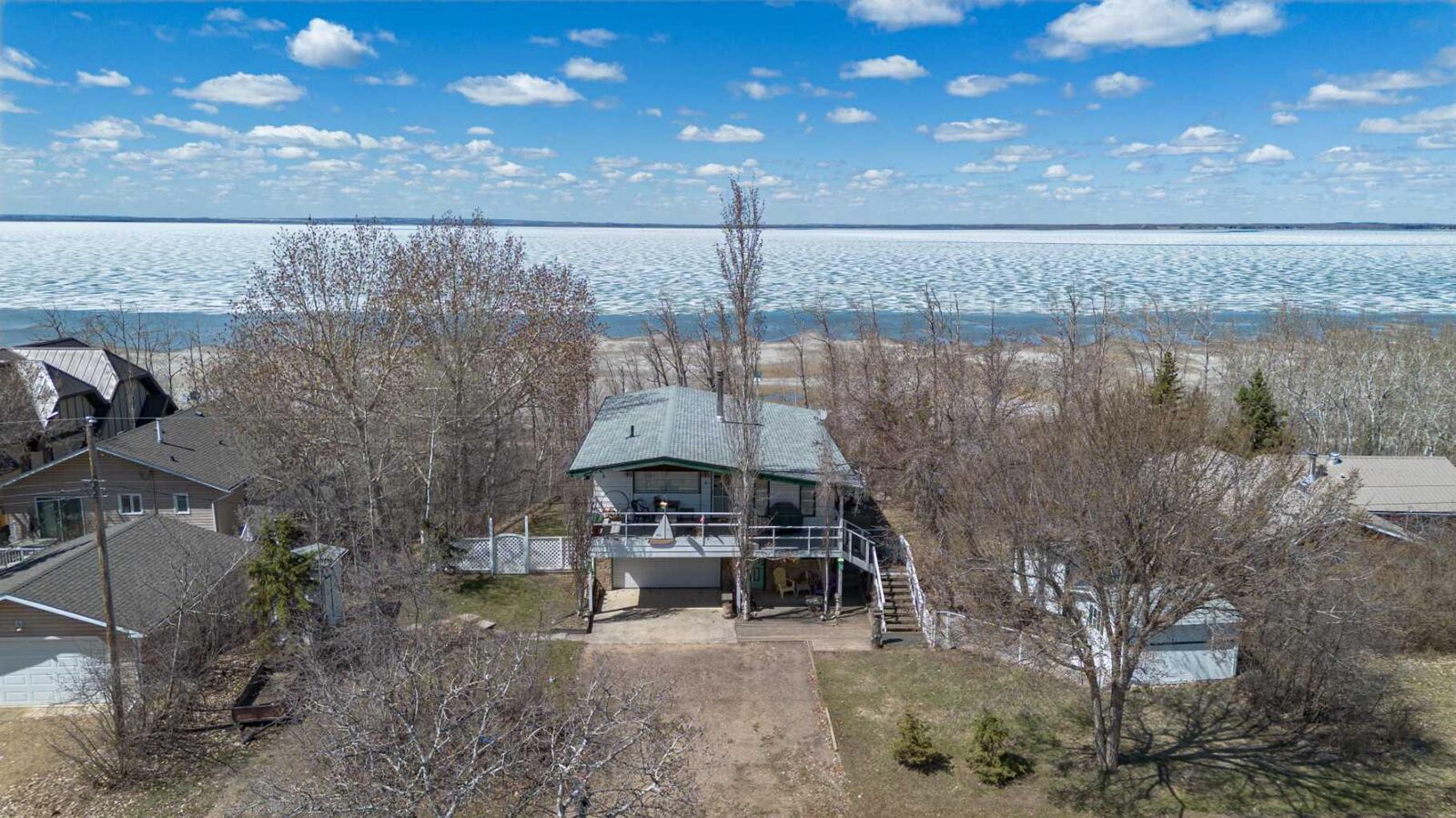Property Photo:  44 Lakeview Avenue  AB T0C 2L0 