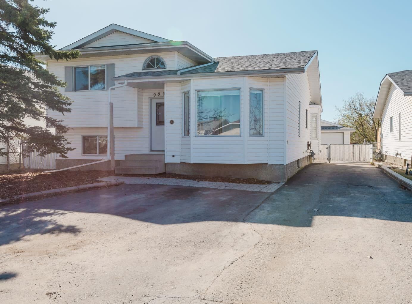 Property Photo:  9007 104 Avenue  AB T8X 1E8 