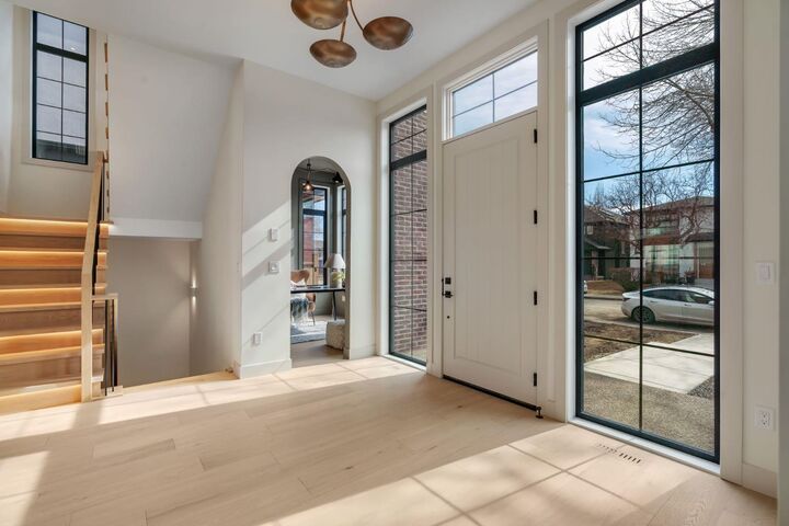 Property Photo:  2034 49 Avenue SW  AB T2T 2V4 