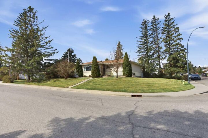 Property Photo:  6215 Thorncliffe Drive NW  AB T2K 3A6 