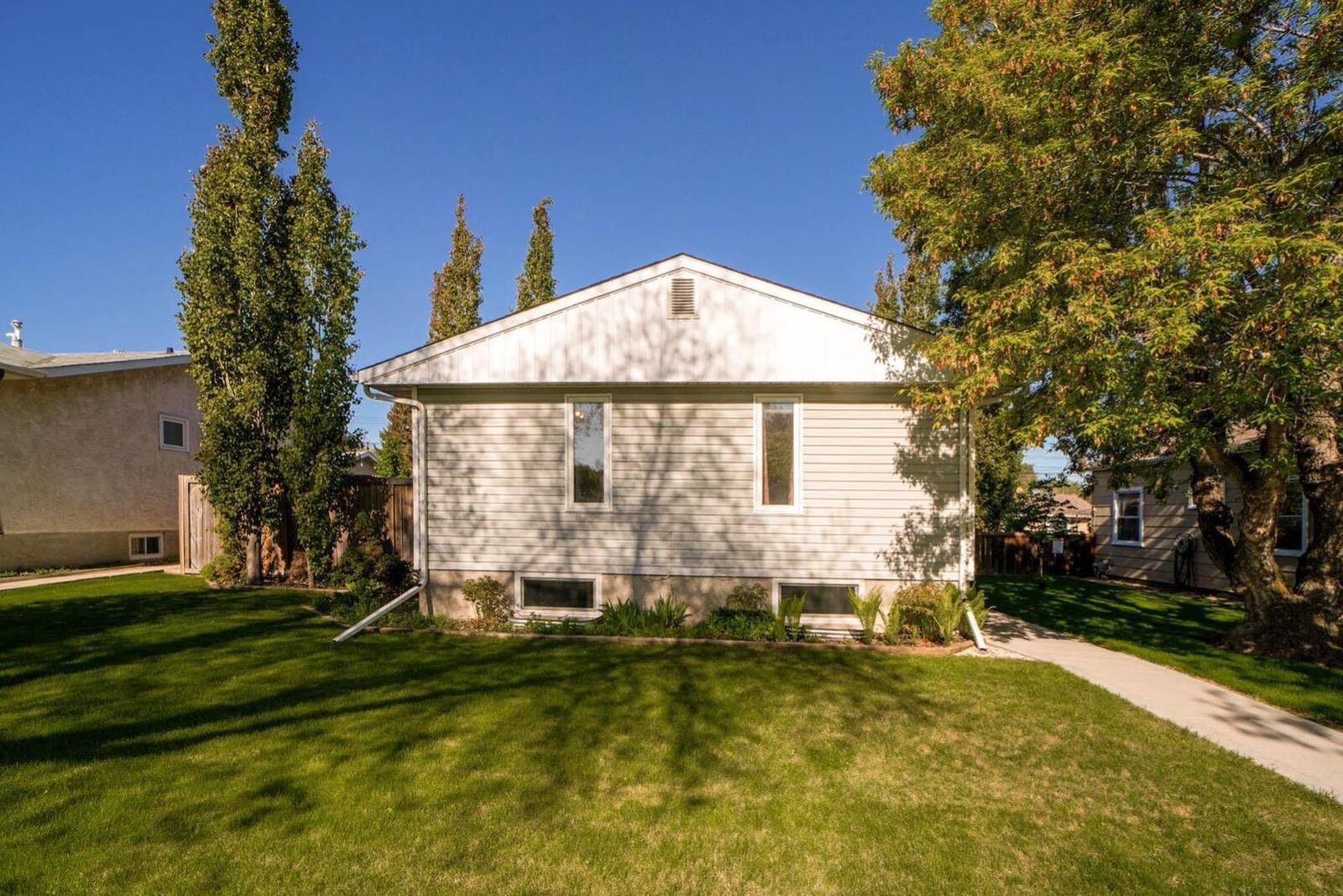Property Photo:  5226 50 Street  AB T4V 1R5 