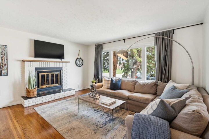 Property Photo:  19 Hyslop Drive SW  AB T2V 3A2 