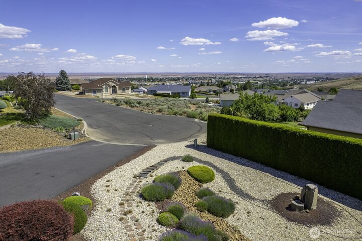 Property Photo: 493 Chrisview Court W WA 98823