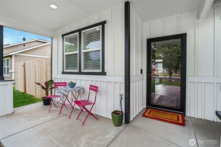 Property Photo:  525  Kentucky Drive  WA 98837 