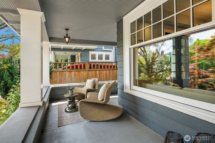 Property Photo:  2833  10th Avenue E  WA 98102 