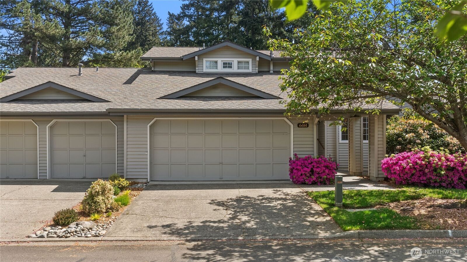 Property Photo:  6614  113th Place SE  WA 98006 
