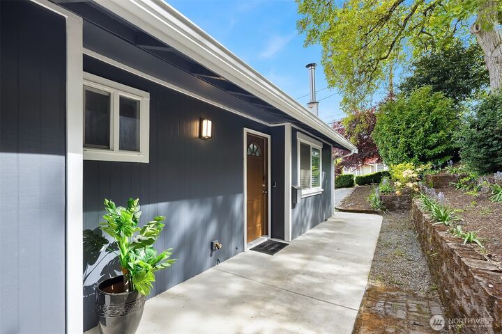 Property Photo: 3912 S Orcas Street WA 98118