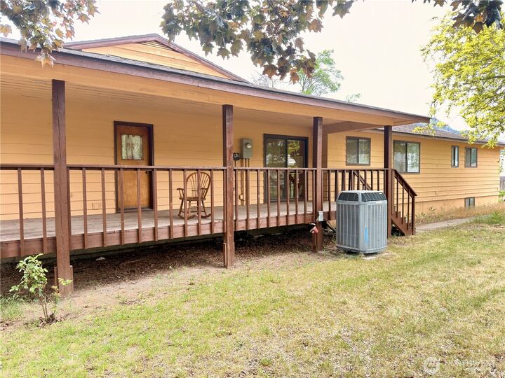 Property Photo:  504  9th Avenue  WA 98844 