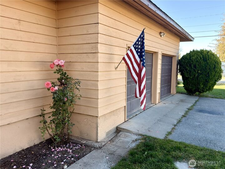 Property Photo:  504  9th Avenue  WA 98844 