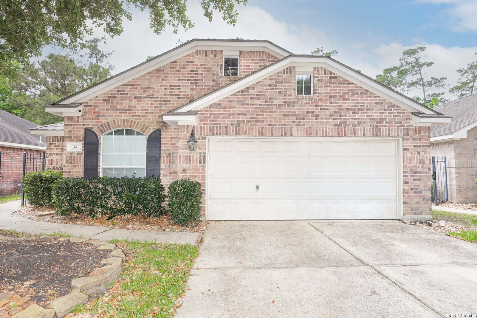 Property Photo:  34 W Foxbriar Forest Cir  TX 77382 