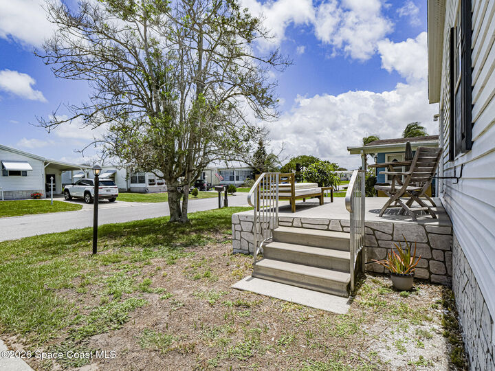 Property Photo: 818 Thrush Circle FL 32976