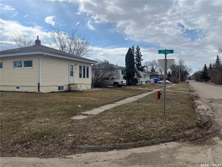 Property Photo:  238 1st Street NW  SK S0A 4J0 