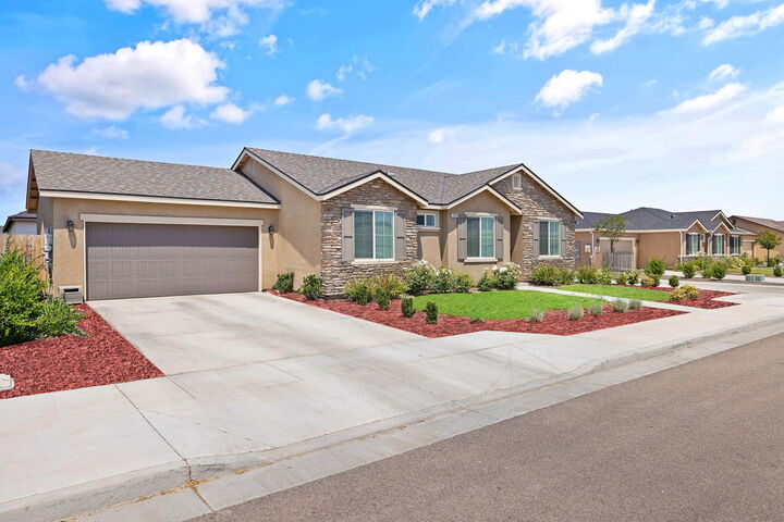 Property Photo:  2080 Bolton Avenue  CA 93274 