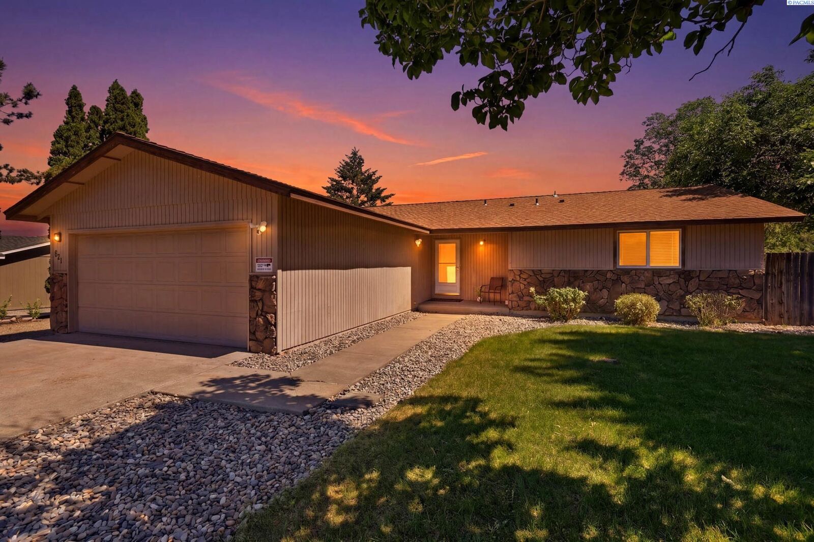Property Photo: 821 S Young St WA 99336