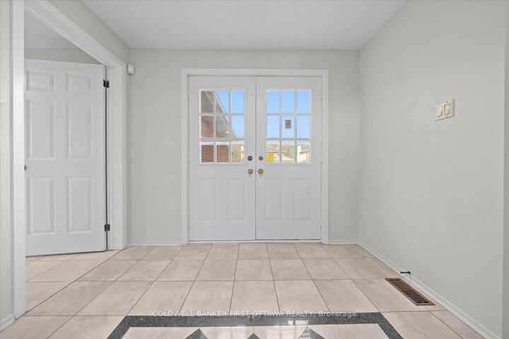 Property Photo:  1841 Thistleleaf Crescent  ON K1C 5W8 