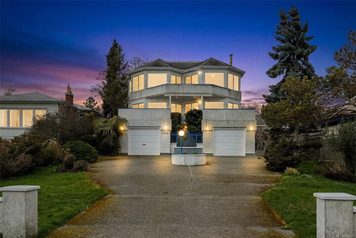 Property Photo:  2524 Esplanade  BC V8R 2W3 