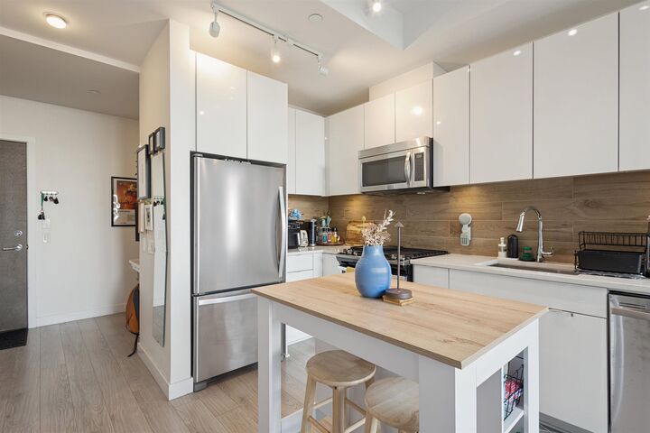 Property Photo:  200 Nelson'S Crescent 208  BC V3L 0H4 