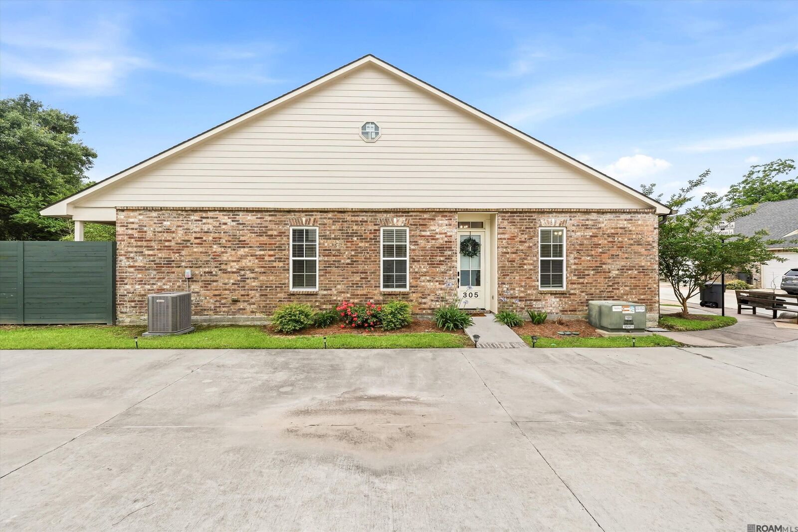 Property Photo:  305 Saint Thomas Ln  LA 70806 