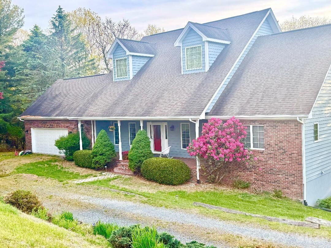 Property Photo:  277 Rembrandt Drive  NC 28607 