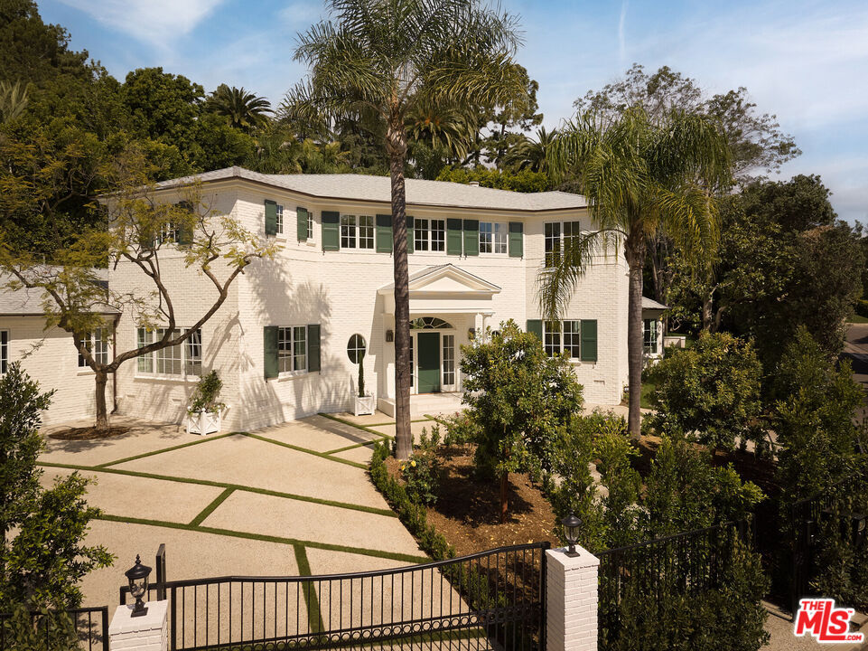 Property Photo:  31 Oakmont Dr  CA 90049 