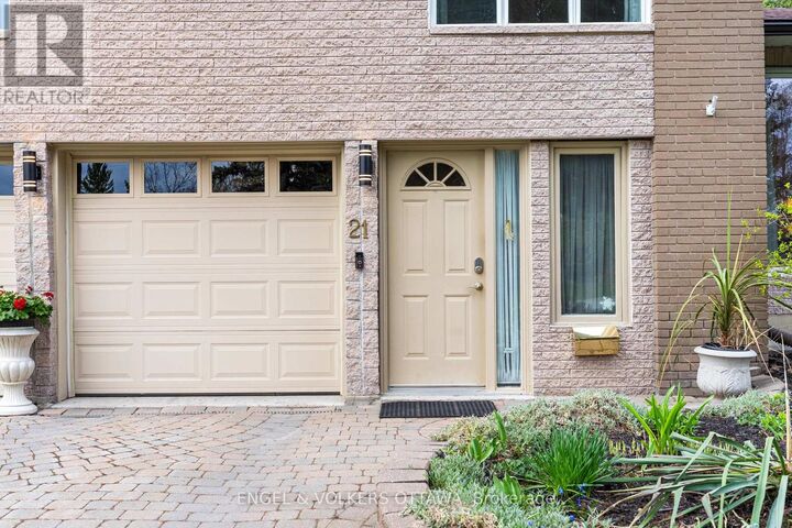 Property Photo:  21 Tiffany Crescent  ON K2K 1W3 