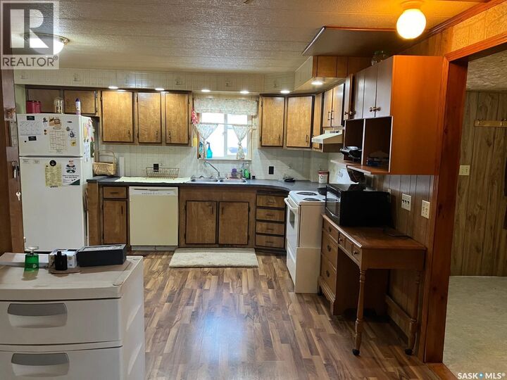 Property Photo:  407 Railway Avenue  SK S0J 3B0 