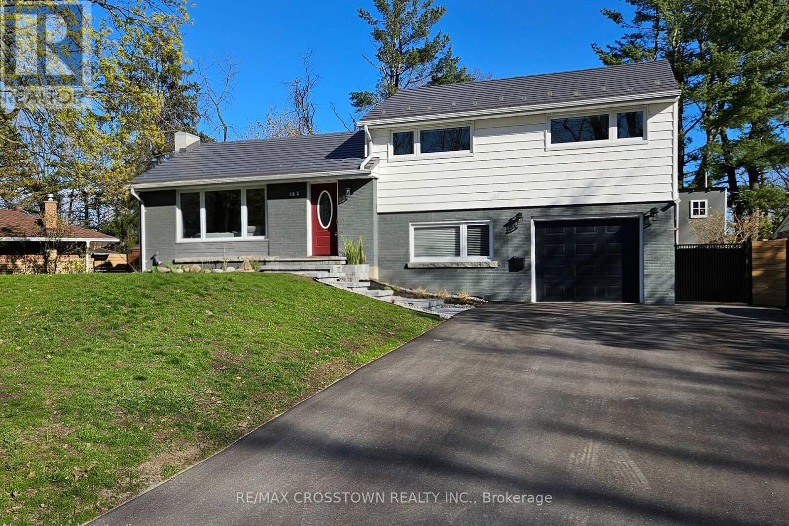Property Photo:  11 Castle Drive  ON L4N 1P7 