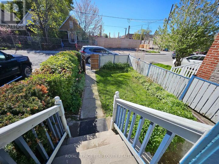Property Photo:  14 Hollis Street  ON M6M 4M9 