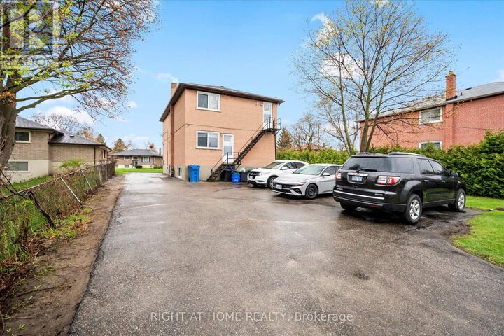 Property Photo:  606 Lansdowne Drive  ON L1G 1W4 