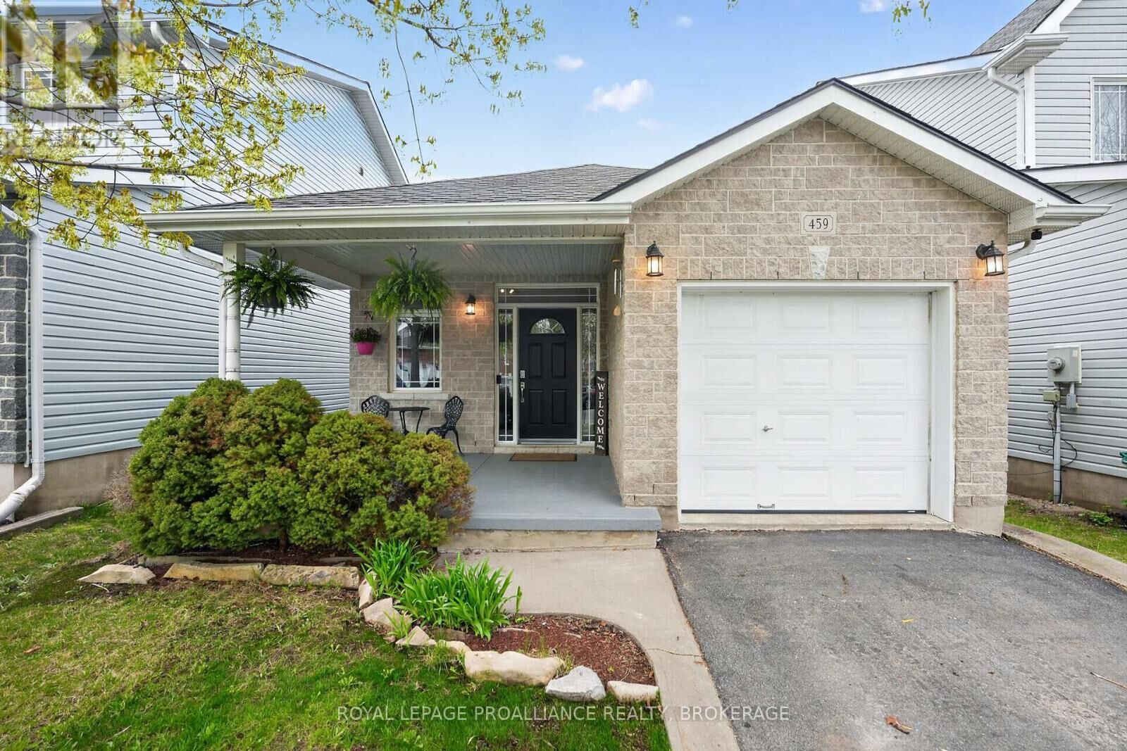 Property Photo:  459 Maureen Street  ON K7K 7M1 