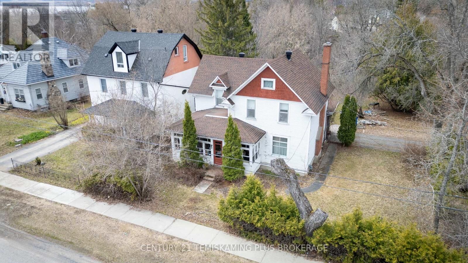 Property Photo:  36 West Beavis Terrace Drive West  ON P0J 1P0 