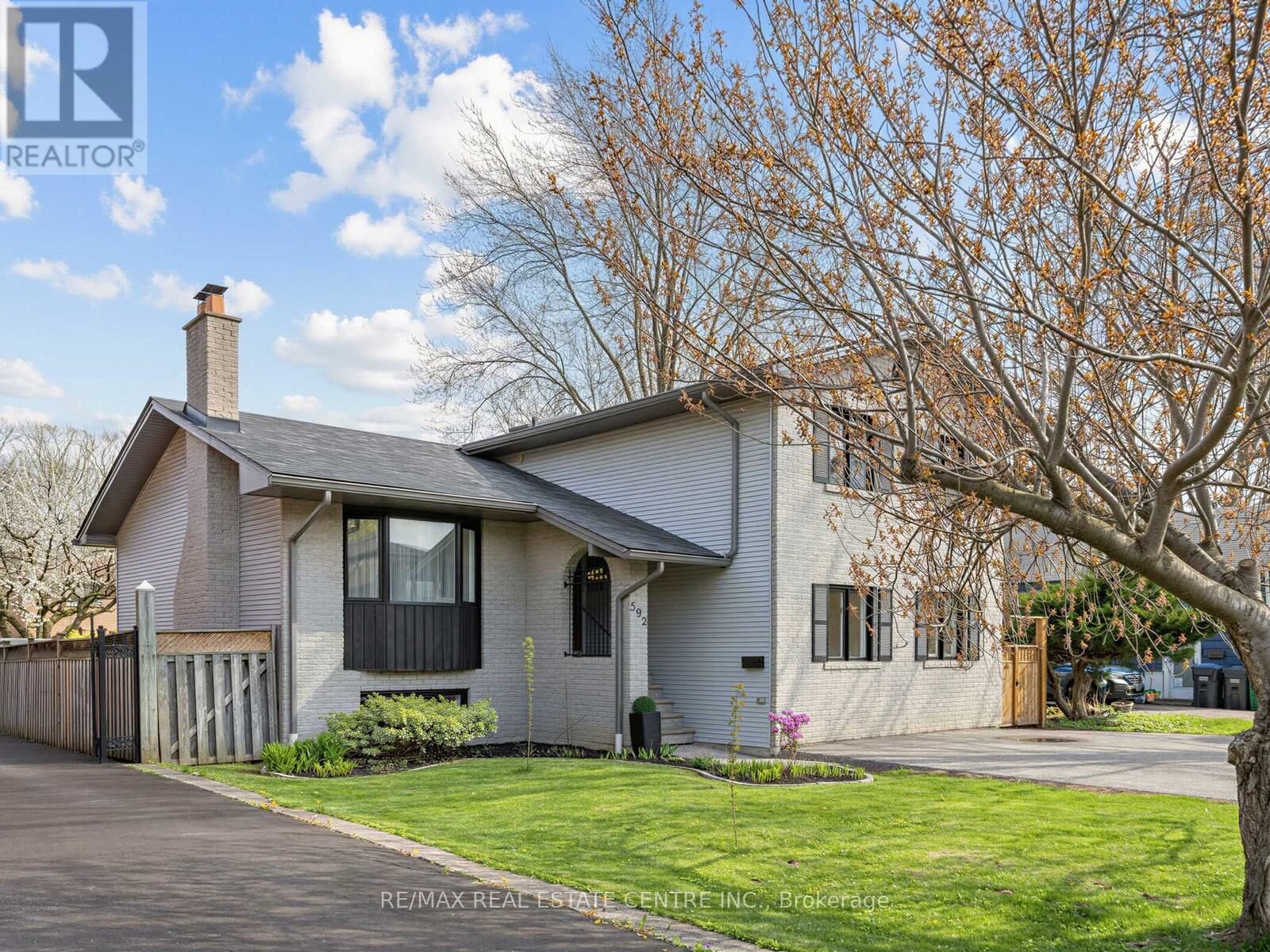 Property Photo:  592 Montbeck Crescent  ON L5G 1N8 