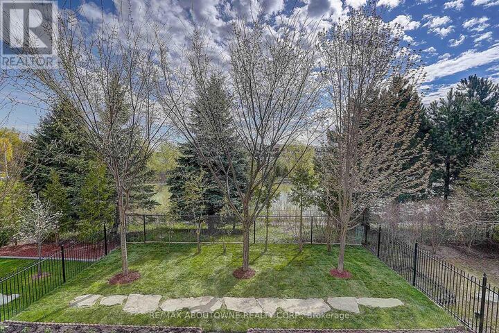 Property Photo:  16 Gracedale Drive  ON L4C 0Y3 