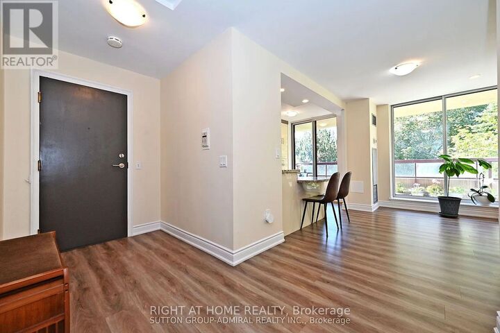 Property Photo:  91 Townsgate Drive North 411  ON L4J 8E8 
