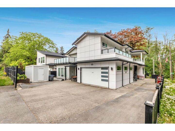 Photo de la propriété:  14477 101 Avenue  BC V3R 0B7 
