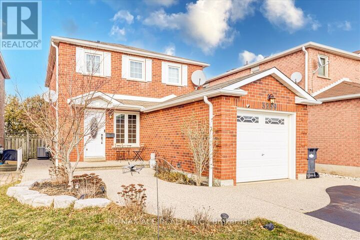 Property Photo:  3239 Valcourt Crescent  ON L5L 5G9 